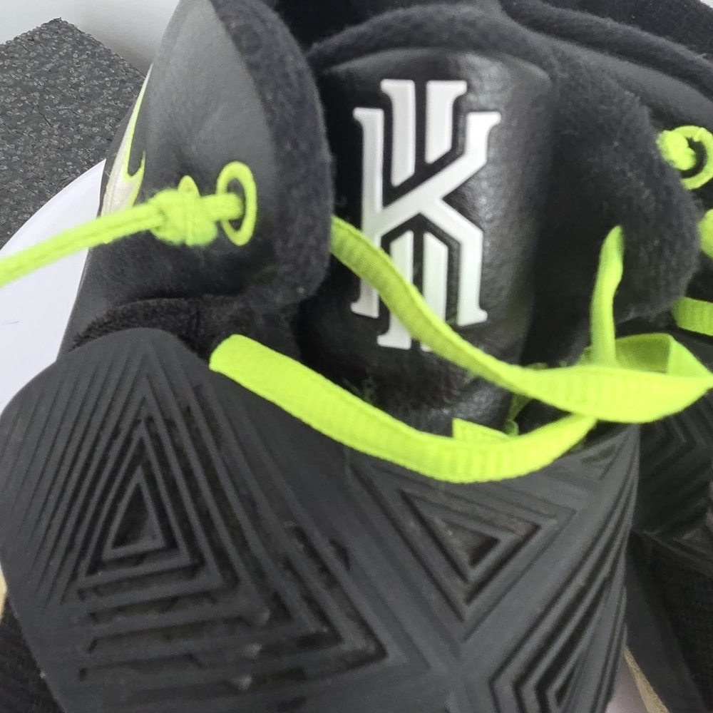 Nike Kyrie Low 2 Black Metallic Silver Cyber BQ3060-001 Men's 11 Shoes Sneakers - Picture 4 of 9